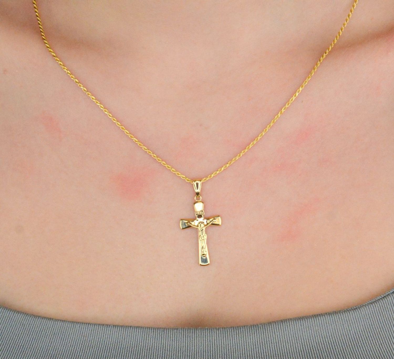 Zawieszka złota krzyż próba 375, ZA 3031A 375 Złoty wisiorek krzyżyk, wykonany z żółtego złota. Biżuteria sakralna. Wisiorek wykonany z największą starannością i dbałością o 1.jpg